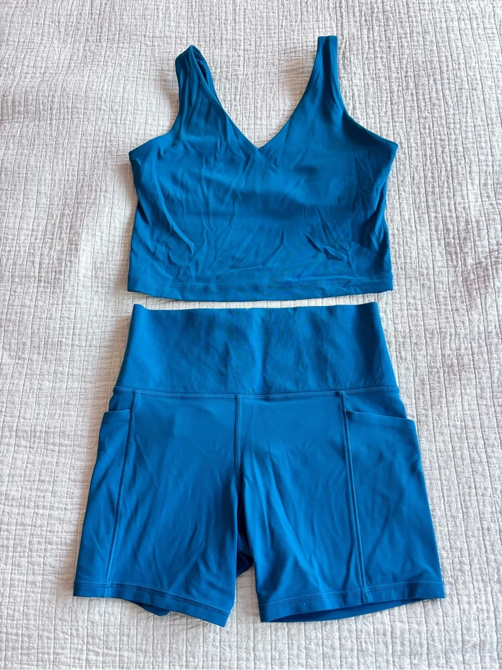 EUC Athleta Set - Salutation Stash 5” Shorts + Transcend Crop Bra Coastal Teal S